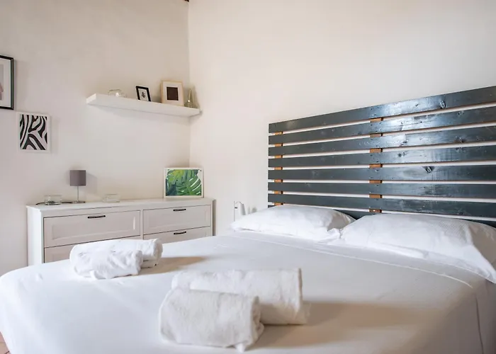 2 Rooms next to a market&Piazza Santa Croce